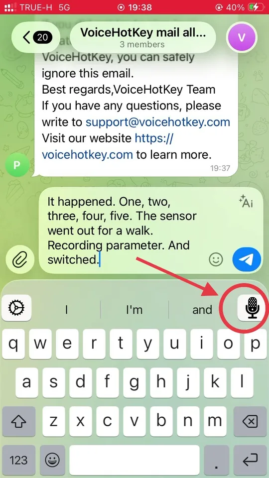 VoiceHotKey-Tastatur mit Pfeil auf den Diktier-Mikrofonbutton
